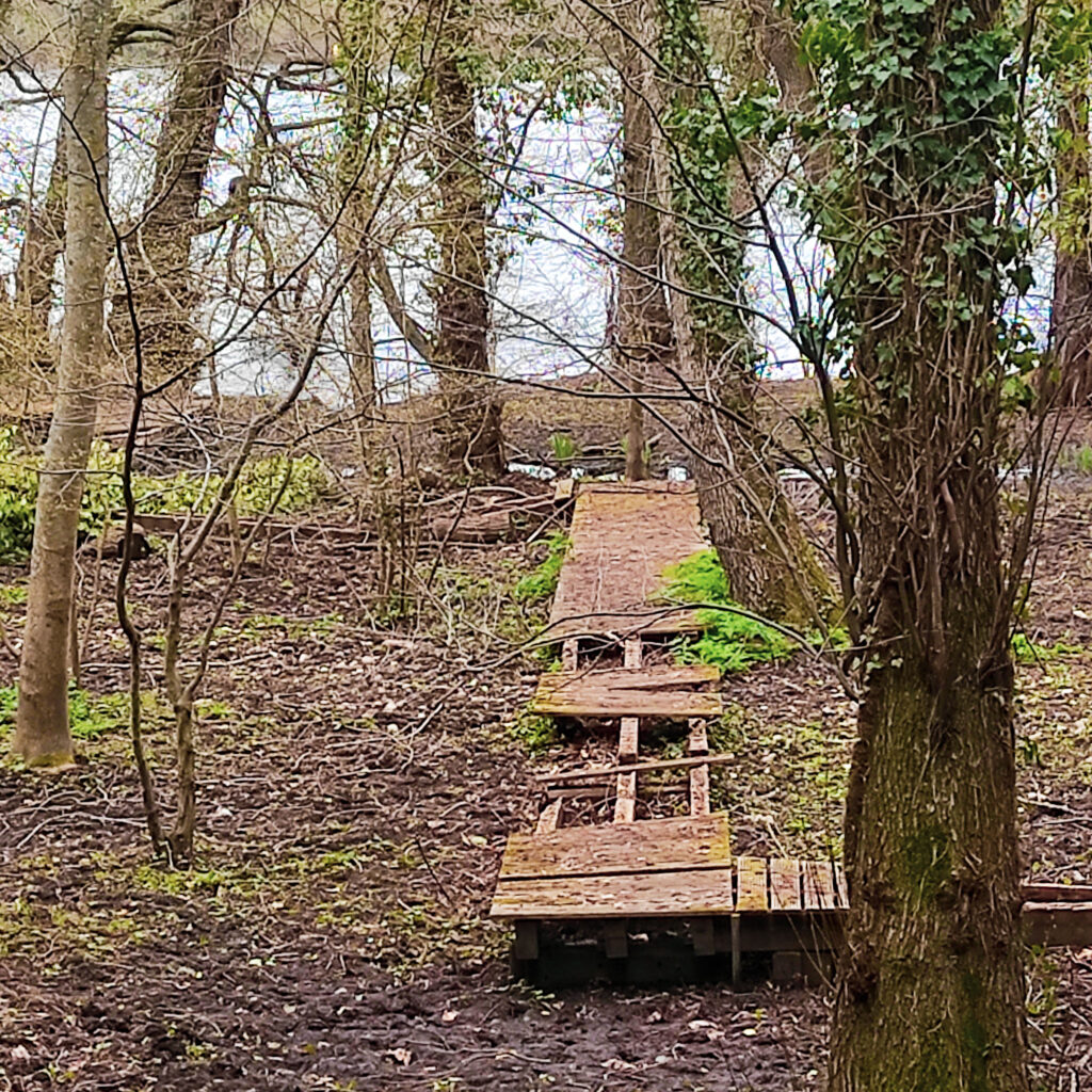 Una delle diverse pedane divelte che abbiamo incontrato lungo il nostro percorso intorno al Lago Piccolo