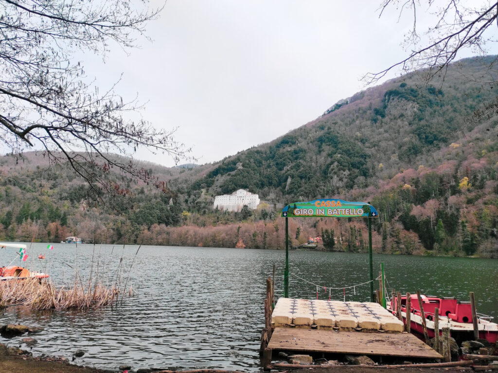 Partenza del Battello per un giro sul Lago piccolo di Monticchio