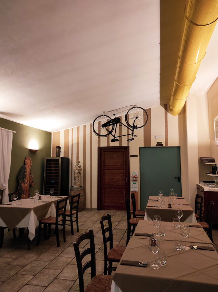 Interno del ristorante il Riccio in Basilicata. Dettaglio della bicicletta