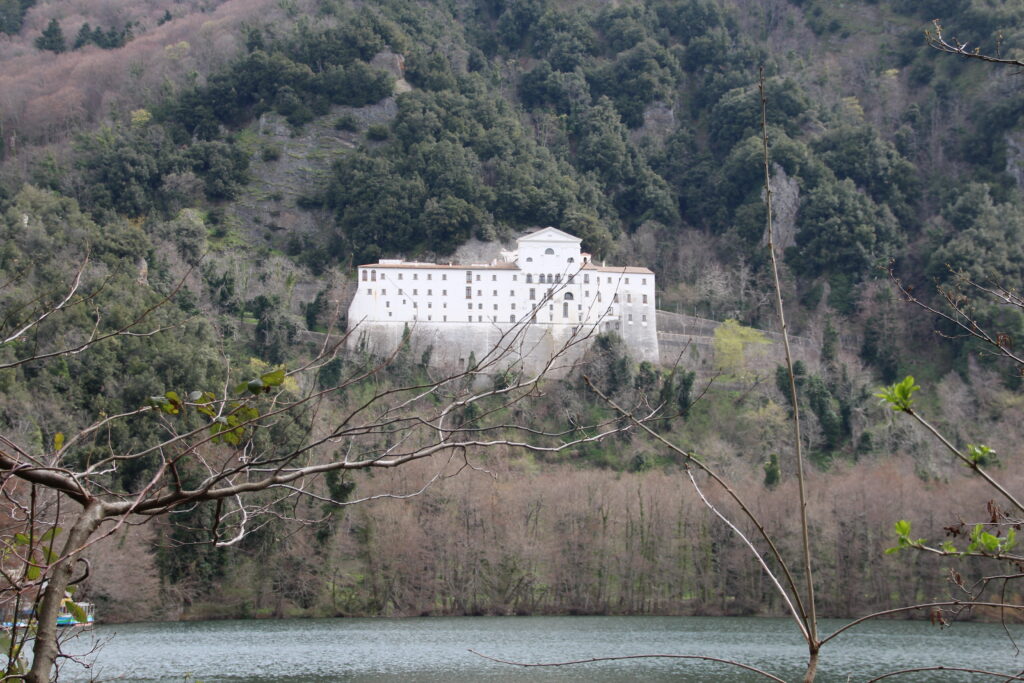 La maestosa Abbazia visibile dal lago piccolo - Monticchio