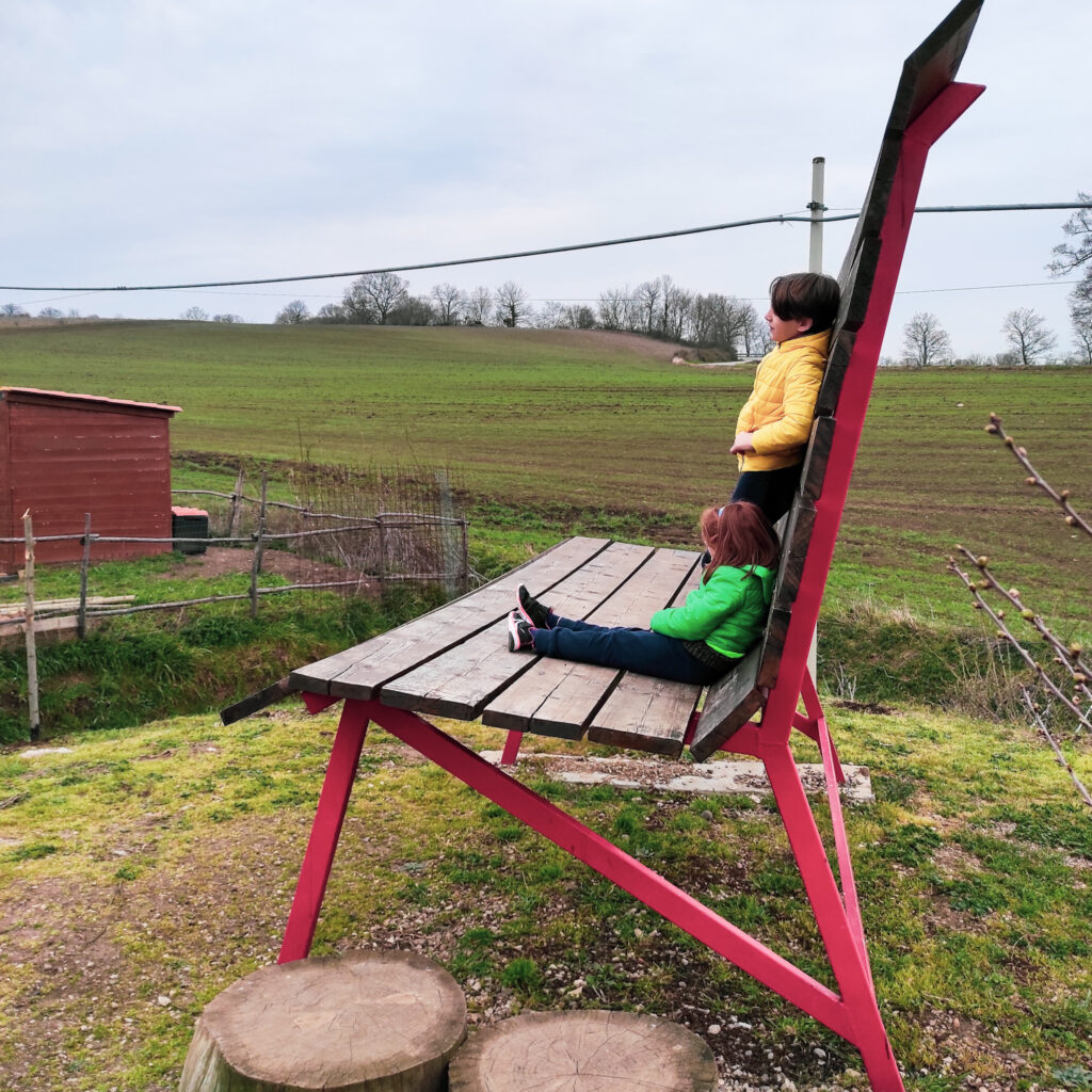 La panchina gigante a pochi passi dall'agriturismo il Riccio