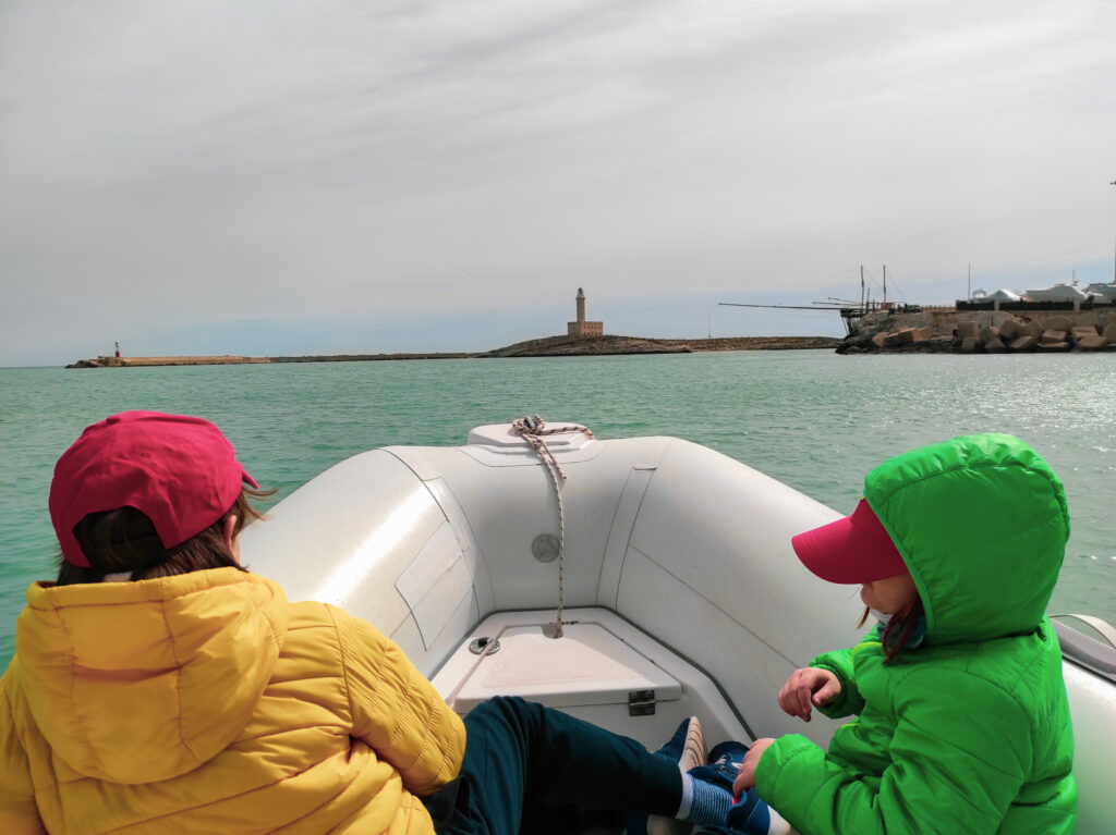 In barca per visitare le grotte marine di Vieste