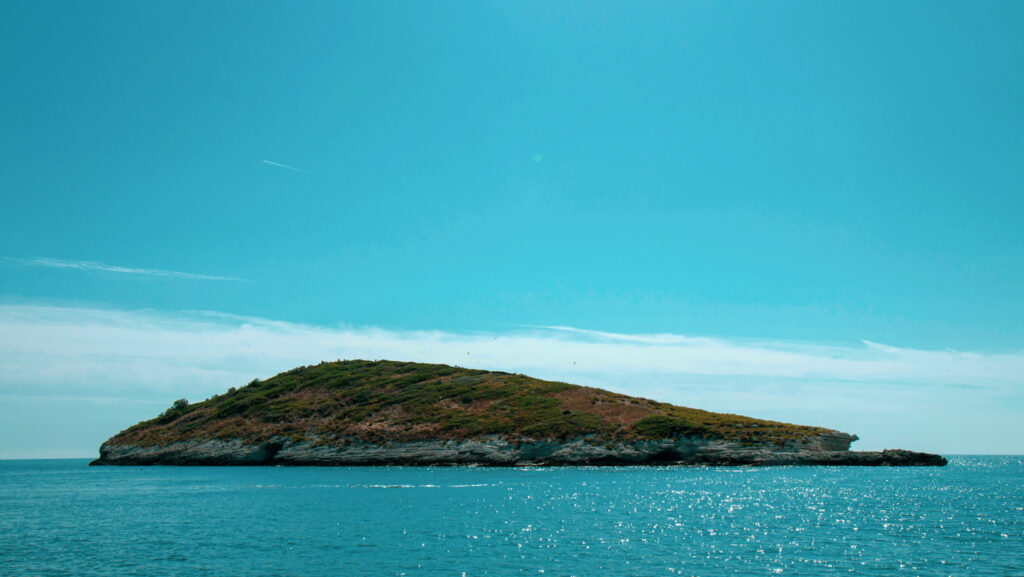 Isolotto di Porto Nuovo  a Vieste raggiungibile a piedi dalla spiaggia omonima situata di fronte 