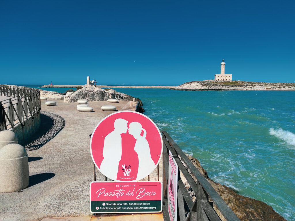 La piazzetta dell'amore di fronte al faro