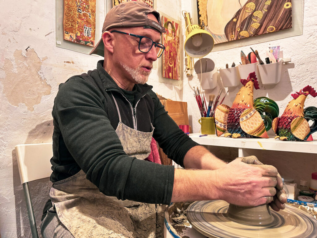 Grottaglie ceramista lavora l'argilla