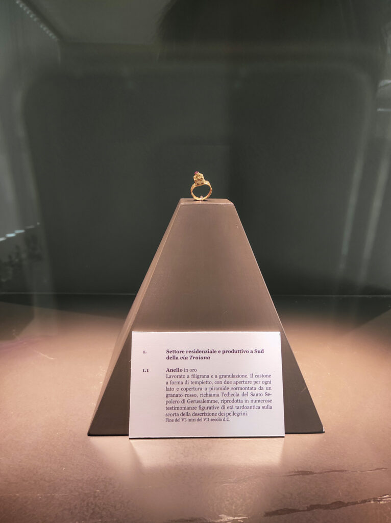 Cosa vedere ad Egnazia: l'anello d'oro che si trova nel Museo di Egnazia