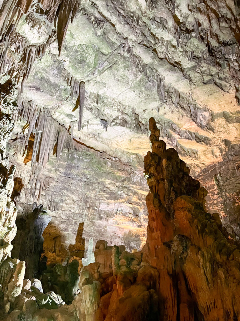 Stalattiti e stalagmiti alle grotte di castellana visibili durante lo speleofamily