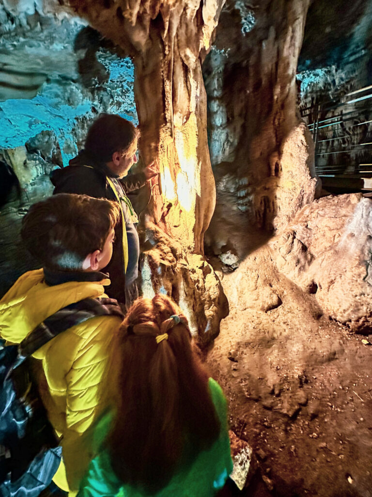 Graffiti nella grotta di Curtomartino